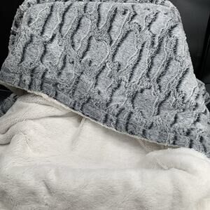 Vince Camuto Two Sides Plush Throw Blanket 60” X 48” EUC.